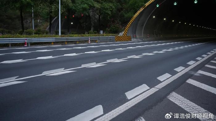 女子舉報丈夫開車看美女，婚姻中的信任危機(jī)與道德底線，女子舉報丈夫開車看美女，婚姻中的信任挑戰(zhàn)與道德界限