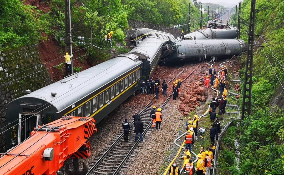 火車脫軌撞車事故頻發原因深度解析，火車事故頻發，深度剖析脫軌撞車原因