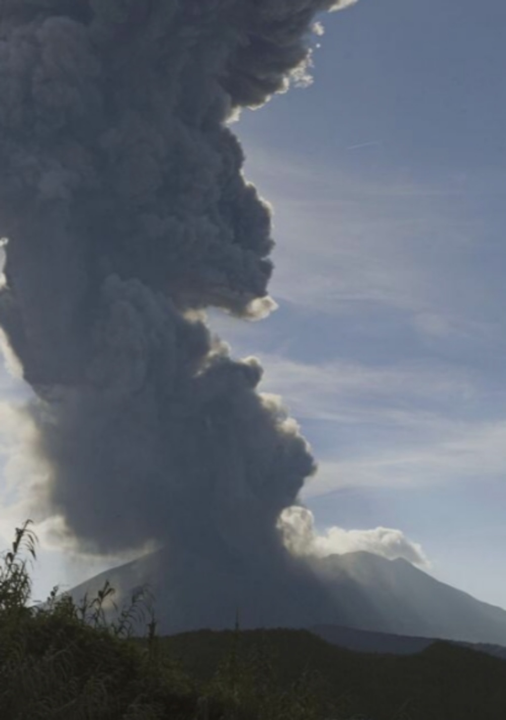 日本火山噴發(fā)灰柱高達(dá)3400米，自然的熱烈展現(xiàn)，日本火山熱烈噴發(fā)，灰柱直沖云霄3400米