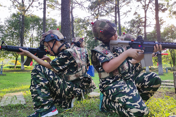 軍事夏令營真的有用嗎？深度探討其價值與意義，軍事夏令營的價值與意義深度探討，真的有用嗎？